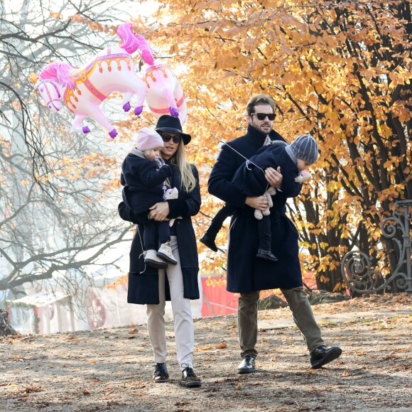 Michelle Hunziker, son mari Tomaso Trussardi et leurs filles Celeste et Sole profitent d'une belle journée dans un parc à Milan. Le 10 décembre 2016.