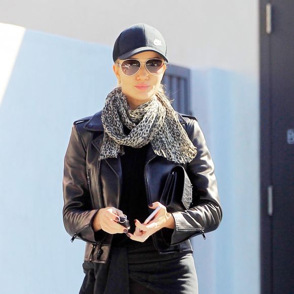 Exclusif - Rosie Huntington-Whiteley tire la langue aux photographes dans les rues de Los Angeles, le 1er décembre 2016