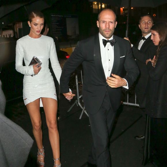 Jason Statham et sa compagne Rosie Huntington-Whiteley à la sortie de l'after party du MET Gala au Standard Hotel de New York le 2 mai 2016.