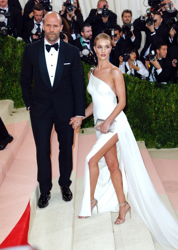 Rosie Huntington-Whiteley (robe Ralph Lauren) et son fiancé Jason Statham à la Soirée Costume Institute Benefit Gala 2016 (Met Ball) sur le thème de "Manus x Machina" au Metropolitan Museum of Art à New York, le 2 mai 2016. © Charles Guerin/Bestimage