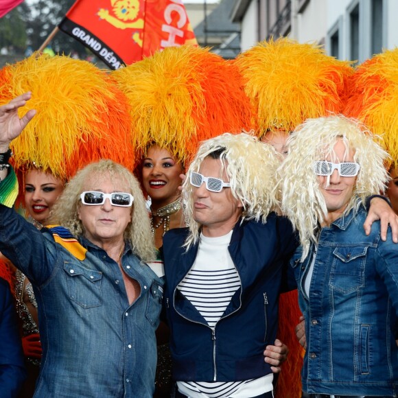 Fabien Lecoeuvre, Michel Polnareff, Laurent Luyat, Cyril Féraud et Gilbert Coullier - Le chanteur français Michel Polnareff fête son 72ème anniversaire en présence des danseuses du Moulin-Rouge et donne le départ de la deuxième étape de la 103ème édition de la course cycliste du tour de France le 3 Juillet 2016, entre Saint-Lo et Cherbourg-en-Cotentin, en Normandie. © Coadic Guirec / Bestimage