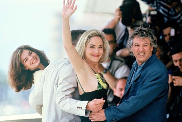 Jeanne Triplehorn, Sharon Stone et Paul Verhoeven à Cannes en 1992.