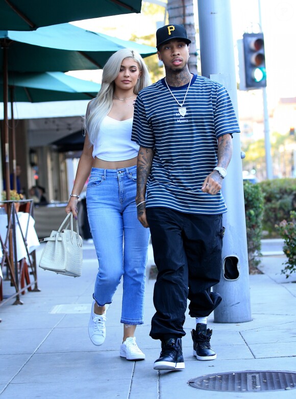 Kylie Jenner et son petit ami le rappeur Tyga se baladent en amoureux dans les rues de Beverly Hills, le 8 novembre 2016.