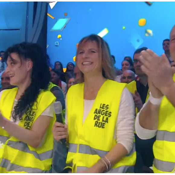 Une première personne a été relogée grâce à Cyril Hanouna et son titre "Petit Baba Noël". Emission "Touche pas à mon poste" sur C8. Le 14 décembre 2016.