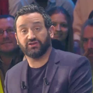 Une première personne a été relogée grâce à Cyril Hanouna et son titre "Petit Baba Noël". Emission "Touche pas à mon poste" sur C8. Le 14 décembre 2016.