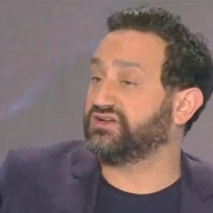 Une première personne a été relogée grâce à Cyril Hanouna et son titre "Petit Baba Noël". Emission "Touche pas à mon poste" sur C8. Le 14 décembre 2016.