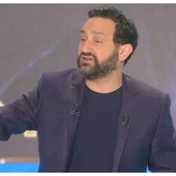 Une première personne a été relogée grâce à Cyril Hanouna et son titre "Petit Baba Noël". Emission "Touche pas à mon poste" sur C8. Le 14 décembre 2016.