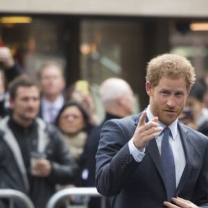 Le prince Harry participe avec d'autres personnalités du monde du sport, de la télévision à la 24ème journée de collecte de fonds caritative dans une salle de l'ICAP à la City à Londres, le 7 décembre 2016.