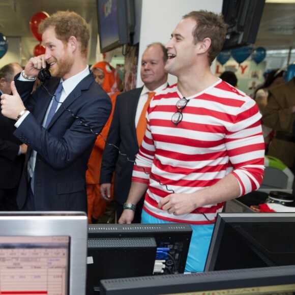 Le prince Harry participe avec d'autres personnalités du monde du sport, de la télévision à la 24ème journée de collecte de fonds caritative dans une salle de l'ICAP à la City à Londres, le 7 décembre 2016.