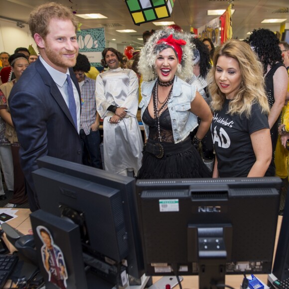 Le prince Harry participe avec d'autres personnalités du monde du sport, de la télévision à la 24ème journée de collecte de fonds caritative dans une salle de l'ICAP à la City à Londres, le 7 décembre 2016.