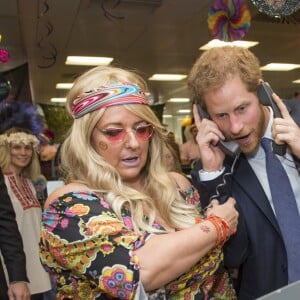Le prince Harry participe avec d'autres personnalités du monde du sport, de la télévision à la 24ème journée de collecte de fonds caritative dans une salle de l'ICAP à la City à Londres, le 7 décembre 2016.