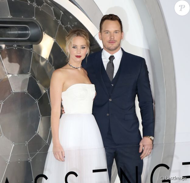 Jennifer Lawrence, en robe Dior, souliers Louboutin et bijoux Beladora et Repossi, et Chris Pratt - Avant-première de Passengers au théâtre The Regency Village à Westwood, le 14 décembre 2016