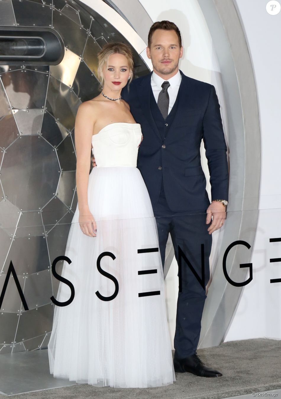 Jennifer Lawrence, en robe Dior, souliers Louboutin et bijoux Beladora et Repossi, et Chris Pratt - Avant-première de Passengers au théâtre The Regency Village à Westwood, le 14 décembre 2016