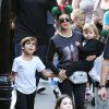Kourtney Kardashian, Scott Disick et leurs deux fils Mason et Reign Disick (7 et 2 ans) passent un après-midi en famille à Disneyland Resort. Anaheim, Californie, le 14 décembre 2016.