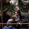 Kourtney Kardashian, Scott Disick et leurs deux fils Mason et Reign Disick (7 et 2 ans) passent un après-midi en famille à Disneyland Resort. Anaheim, Californie, le 14 décembre 2016.
