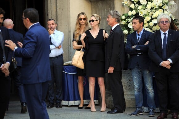 Beatrice Borromeo aux obsèques de sa grand-mère Marta Marzotto le 1er août 2016 à Milan, soutenue par son mari Pierre Casiraghi.