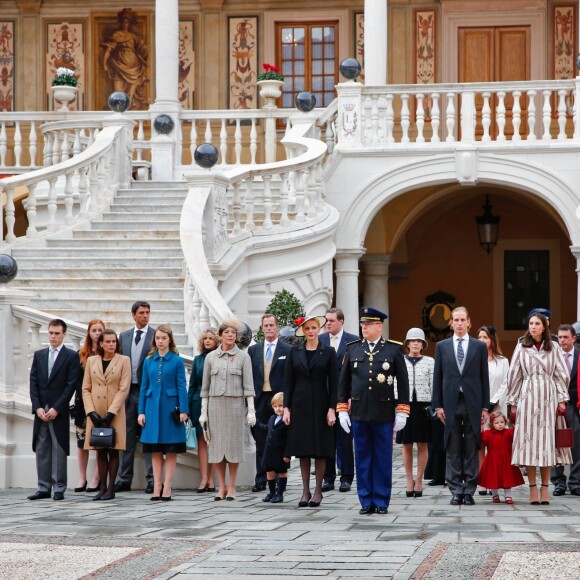 La princesse Caroline de Hanovre, son petit-fils Sacha Casiraghi, le prince Albert II de Monaco et sa femme la princesse Charlène de Monaco, Andrea Casiraghi, sa femme Tatiana Santo Domingo et leur fille India Casiraghi, Charlotte Casiraghi, Mélanie de Lusignan (la fille d'Elisabeth-Anne de Massy), Pierre Casiraghi et sa femme Beatrice Borromeo enceinte - La famille princière de Monaco dans la cour du Palais Princier lors de la fête Nationale monégasque à Monaco, le 19 novembre 2016. © Olivier Huitel / Pool Restreint Monaco / Bestimage