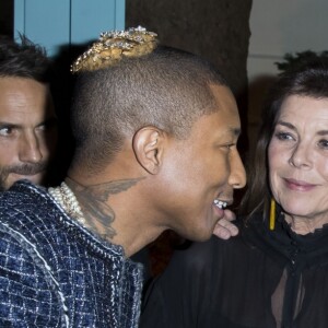 La princesse Caroline de Hanovre avec Karl Lagerfeld et Pharrell Williams - Deuxième défilé Chanel "Métiers d'Art" au Ritz à Paris, France, le 6 décembre 2016. Cette collection destinée à mettre en valeur le précieux savoir-faire des ateliers Chanel (bottier, plisseur, plumassier, brodeur, ...) donne lieu depuis 2002 à un défilé au mois de décembre. © Olivier Borde/Bestimage