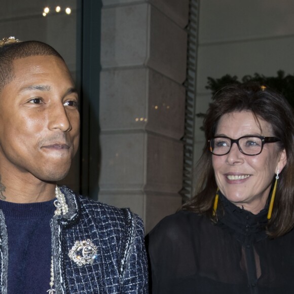 La princesse Caroline de Hanovre avec Karl Lagerfeld et Pharrell Williams - Deuxième défilé Chanel "Métiers d'Art" au Ritz à Paris, France, le 6 décembre 2016. Cette collection destinée à mettre en valeur le précieux savoir-faire des ateliers Chanel (bottier, plisseur, plumassier, brodeur, ...) donne lieu depuis 2002 à un défilé au mois de décembre. © Olivier Borde/Bestimage