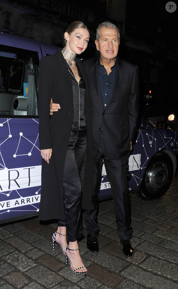 Gigi Hadid et Mario Testino arrivent à la Royal Academy à Londres pour le dîner de la marque Stuart Weitzman le 14 novembre 2016.