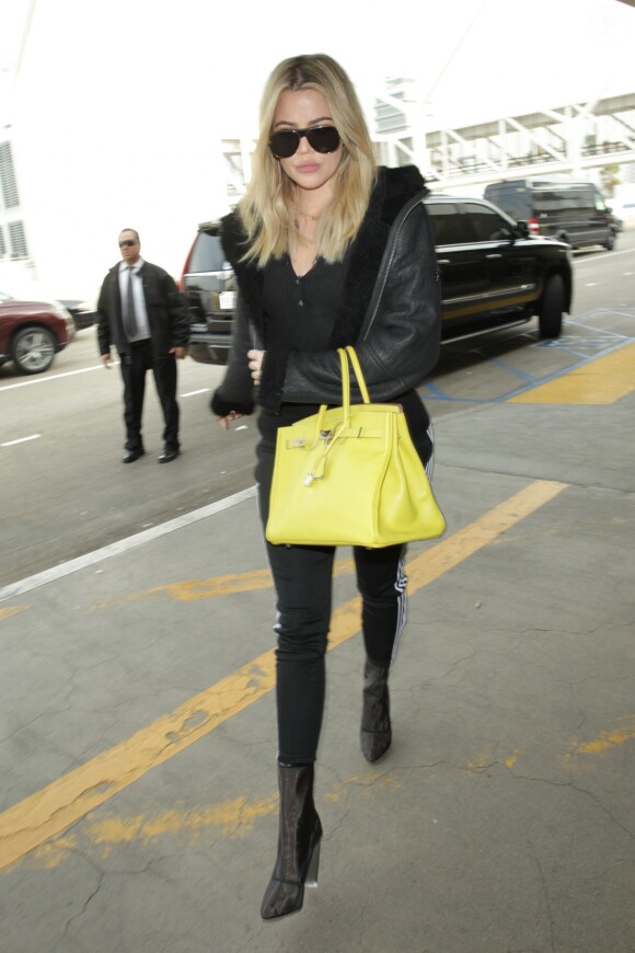 Khloe Kardashian arrive à l'aéroport LAX de Los Angeles avec un sac Hermès jaune canari le 7 décembre 2016.