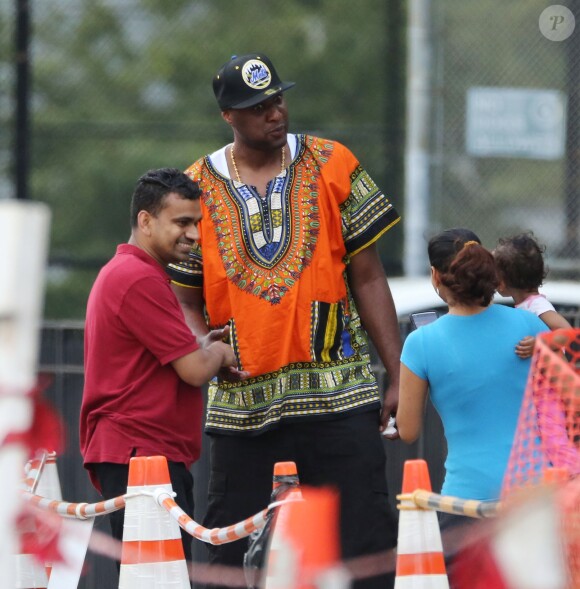 Lamar Odom se promène dans le Queens et pose pour des photos avec des fans. New York, le 13 juillet 2016.