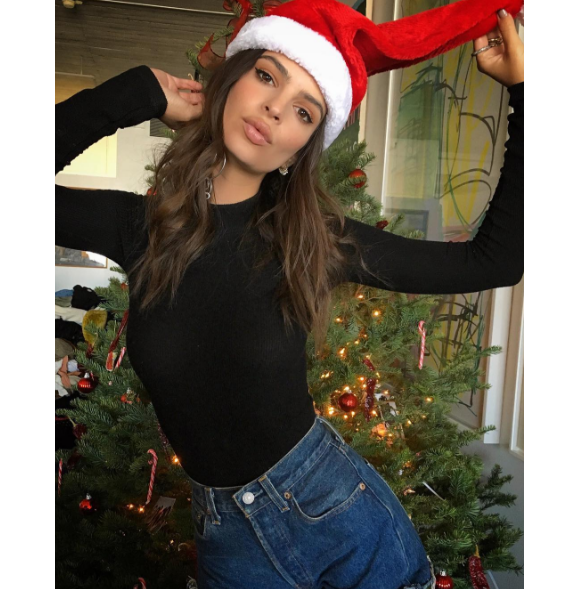 Emily Ratajkowski sublime le bonnet de père Noël sur Instagram.