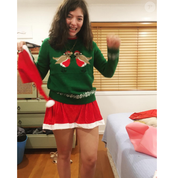 Lorde dévoile ses jambes pour Noël.