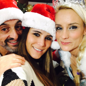 Karine Ferri fête Noël avec Elodie Gossuin chez RFM. Photo postée sur Twitter le 23 décembre 2016.