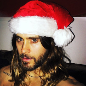 Jared Leto joue les pères Noël sexy sur Instagram le 22 décembre 2016.