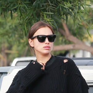 Irina Shayk enceinte fait du shopping avec la mère de Bradley Cooper à Whole Foods à Los Angeles, le 12 décembre 2016.