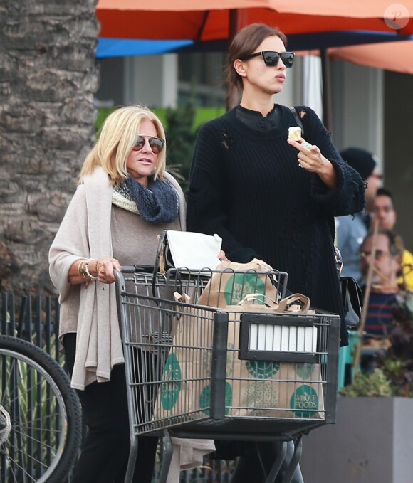 Irina Shayk enceinte fait du shopping avec la mère de Bradley Cooper à Whole Foods à Los Angeles, le 12 décembre 2016.
