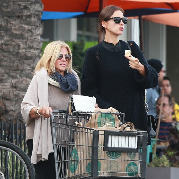 Irina Shayk enceinte fait du shopping avec la mère de Bradley Cooper à Whole Foods à Los Angeles, le 12 décembre 2016.