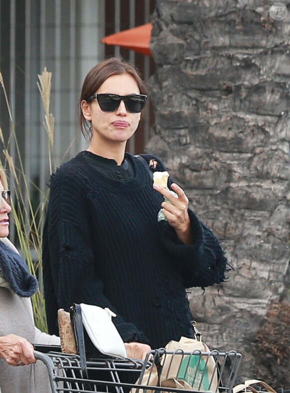 Irina Shayk enceinte fait du shopping avec la mère de Bradley Cooper à Whole Foods à Los Angeles, le 12 décembre 2016.