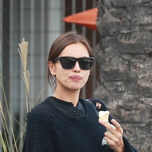 Irina Shayk enceinte fait du shopping avec la mère de Bradley Cooper à Whole Foods à Los Angeles, le 12 décembre 2016.