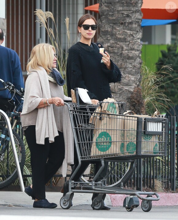 Irina Shayk enceinte fait du shopping avec la mère de Bradley Cooper à Whole Foods à Los Angeles, le 12 décembre 2016.