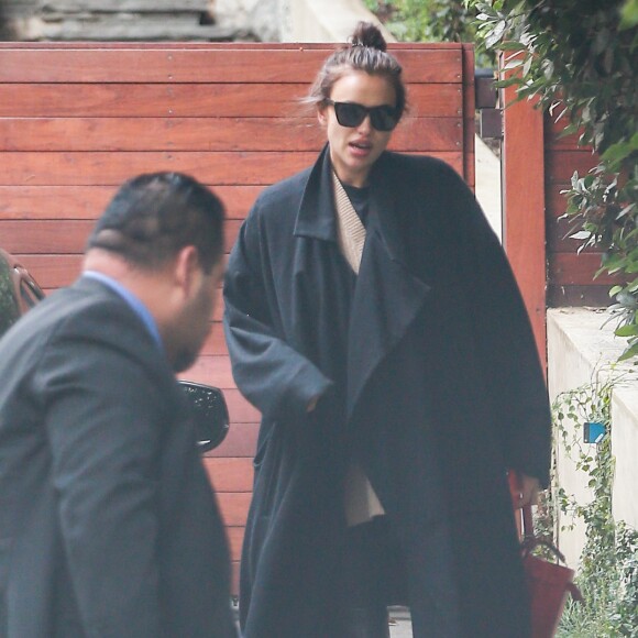 Irina Shayk enceinte à la sortie de chez Bradley Cooper, à Los Angeles, le 11 décembre 2016.