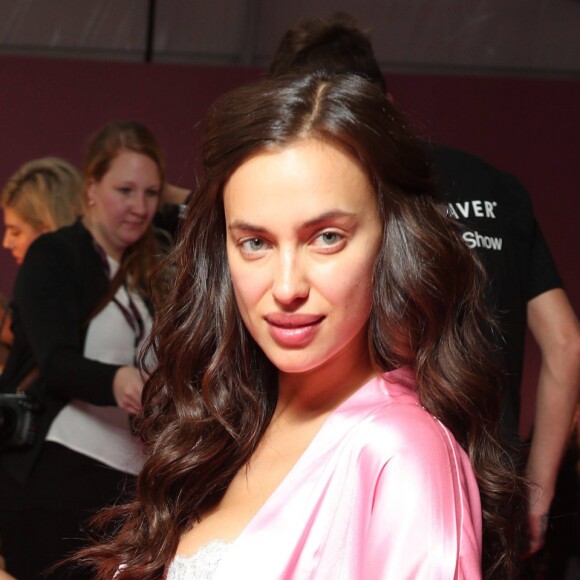 Irina Shayk (enceinte) - Les mannequins en séance de maquillage et de coiffure avant le défilé Victoria's Secret au Grand Palais à Paris, le 30 novembre 2016.