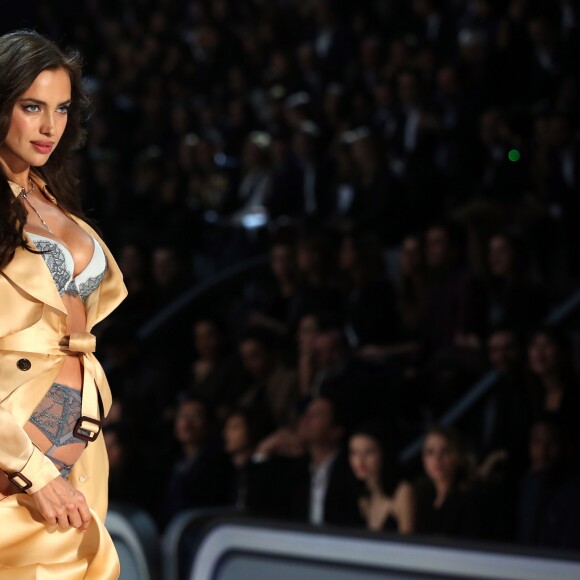 Irina Shayk (enceinte) au défilé "Victoria's Secret Paris 2016" au Grand Palais à Paris, le 30 novembre 2016.