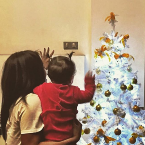 Amel Bent pour son premier Noël avec sa fille Sofia. Photo postée sur Instagram en décembre 2016.