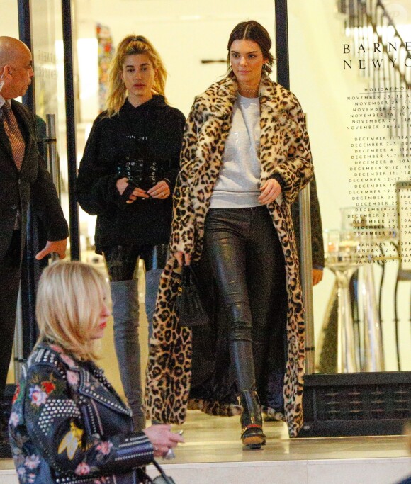 Kendall Jenner et Hailey Baldwin font du shopping au centre commercial Barney's New York à Beverly Hills, le 7 décembre 2016.