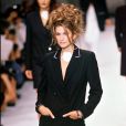 Cindy Crawford défile pour Chanel à Paris. Octobre 1995.