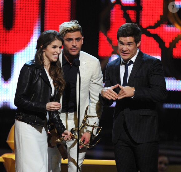 Anna Kendrick, Adam DeVine et Zac Efron aux Spike TV's Guys Choice Awards 2016 à Los Angeles. Le 4 juin 2016.