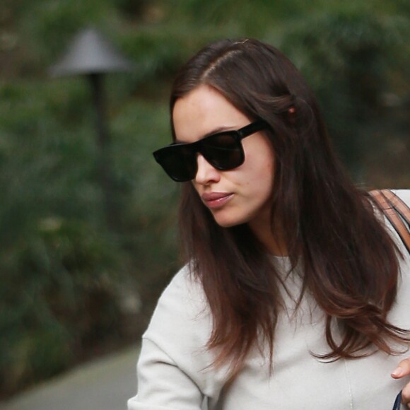 Irina Shayk, enceinte (et potentiellement fiancée ?), arrive au Beverly Hills Hotel. Le 21 décembre 2016.