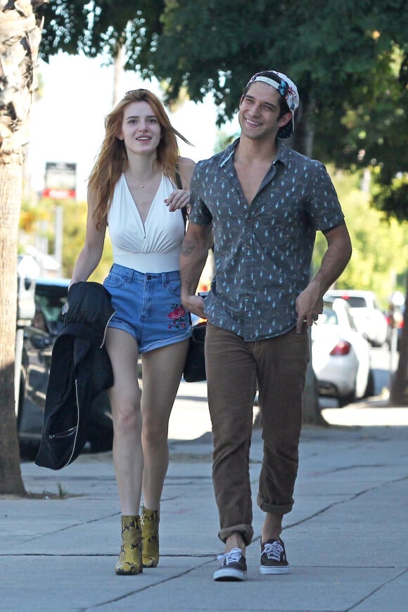 Exclusif - Bella Thorne se promène main dans la main avec son compagnon Tyler Posey à Sherman Oaks, le 20 octobre 2016 © CPA/Bestimage