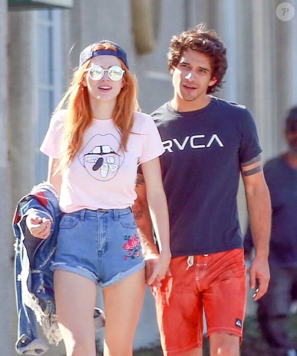 Bella Thorne et son petit ami Tyler Posey se baladent avec des amis dans les rues de Studio City. Les amoureux se tiennent la main et s'embrassent. Le 2 octobre 2016