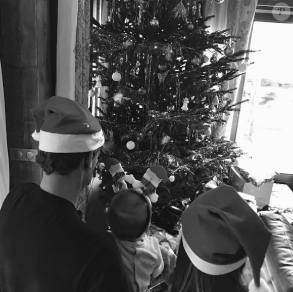 Antoine Griezmann fête Noël en famille avec sa compagne Erika et leur fille Mia. Photo postée sur Instagram le 25 décembre 2016.