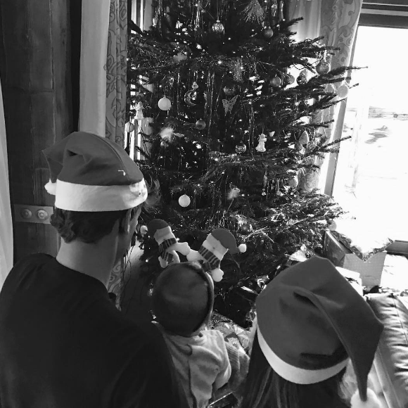 Antoine Griezmann fête Noël en famille avec sa compagne Erika et leur fille Mia. Photo postée sur Instagram le 25 décembre 2016.