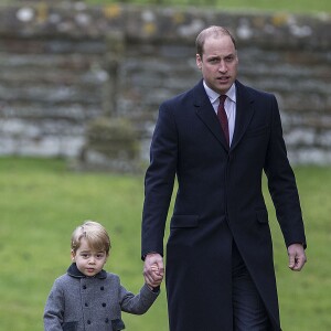 Le prince William et son fils le prince George de Cambridge à la messe de Noël célébrée en l'église St Mark d'Englefield, dans le Berkshire, le 25 décembre 2016.