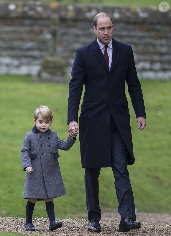 Le prince William et son fils le prince George de Cambridge à la messe de Noël célébrée en l'église St Mark d'Englefield, dans le Berkshire, le 25 décembre 2016.